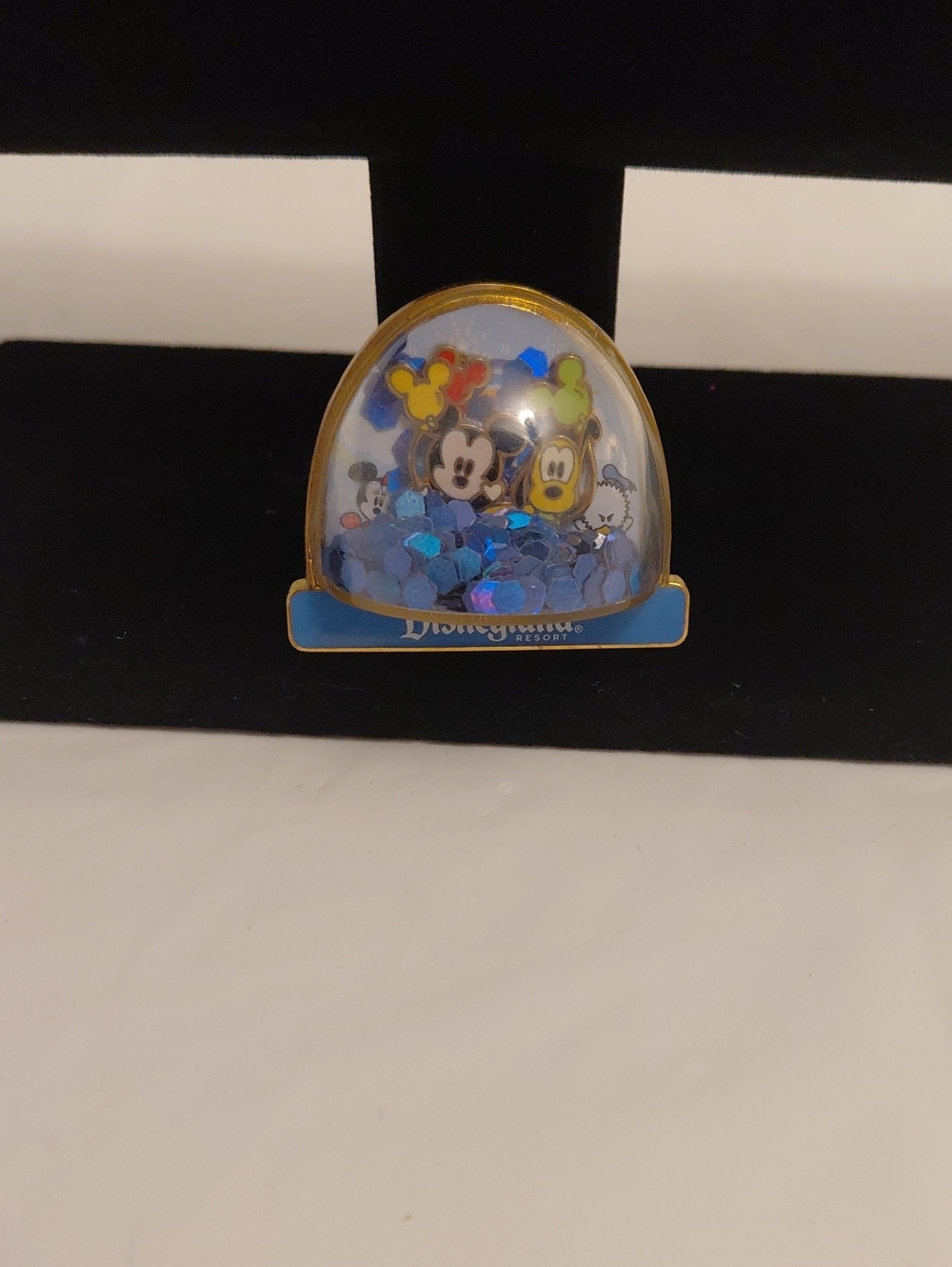 Walt Disney World Snow Globe Shaker Pin - Mickey Minnie Pluto Donald - 2009